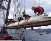 THOR HEYERDAHL - photo STH e.V. - packing sails - Kopie