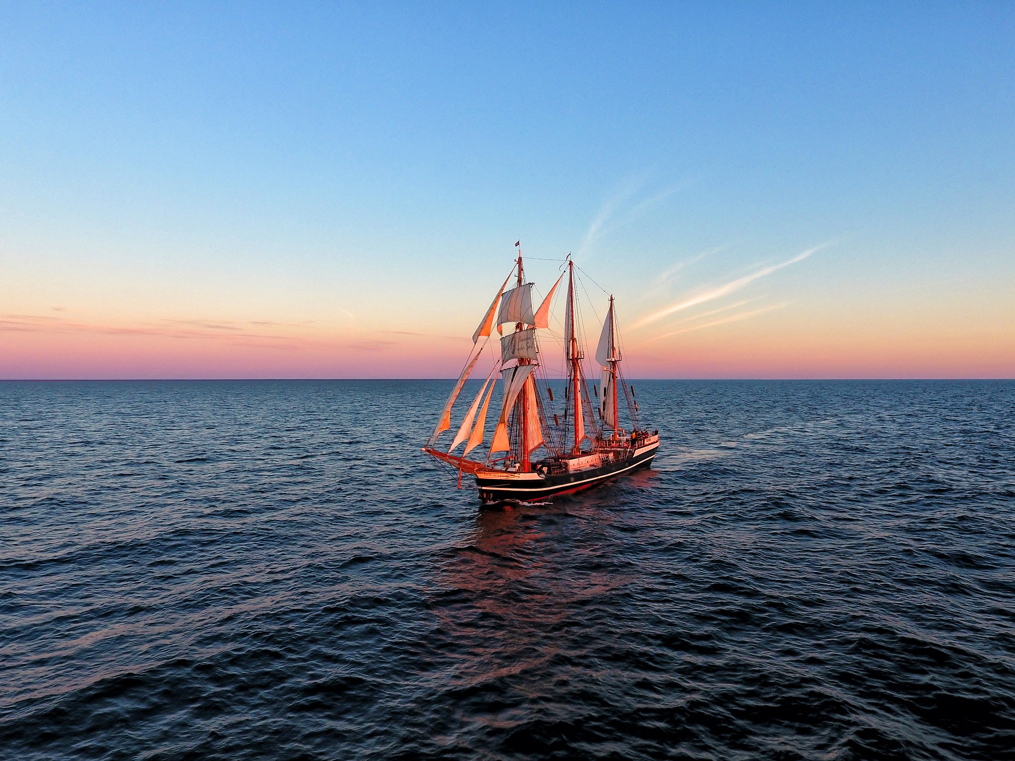 Traditionssegelschiff Thor Heyerdahl im Abendlicht